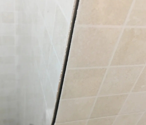 化州瓷砖空鼓维修公司分享阳台瓷砖脱落的修复过程可以分为以下几个步骤